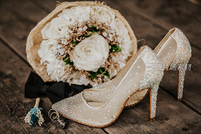 新娘鞋和新娘花和戒指细节