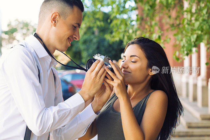 年轻夫妇探索摄影