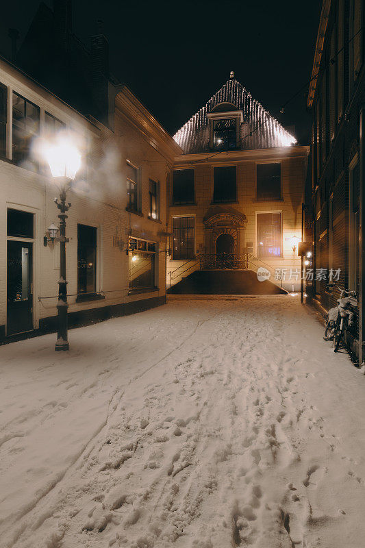 冬季夜晚的街景在汉萨同盟城市坎彭在Overijssel，荷兰