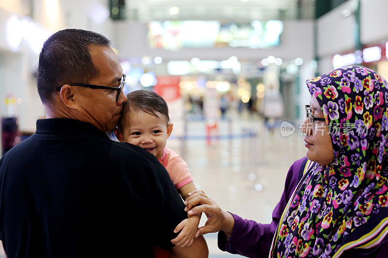 马来西亚穆斯林家庭在机场