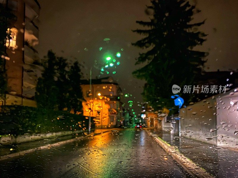 在下雨的夜里开车