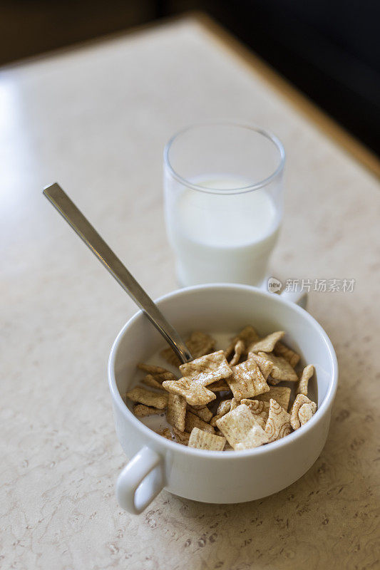 早餐麦片和一杯牛奶