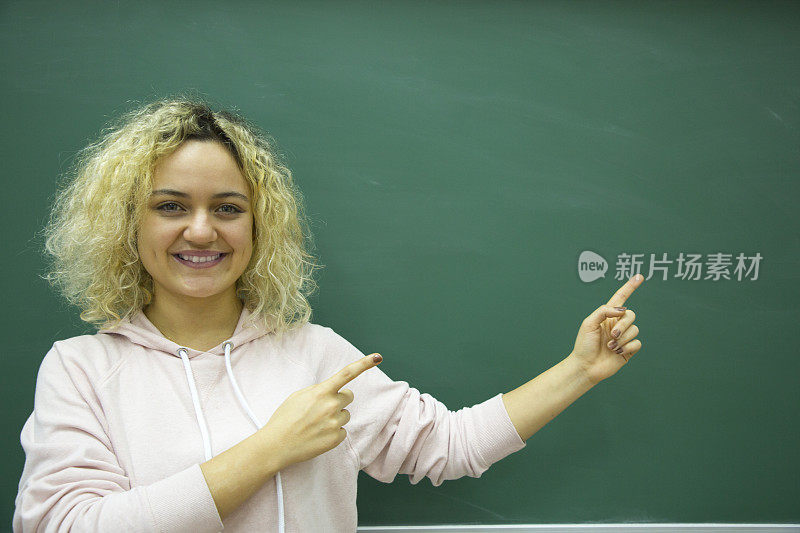 女同学在黑板前写公式