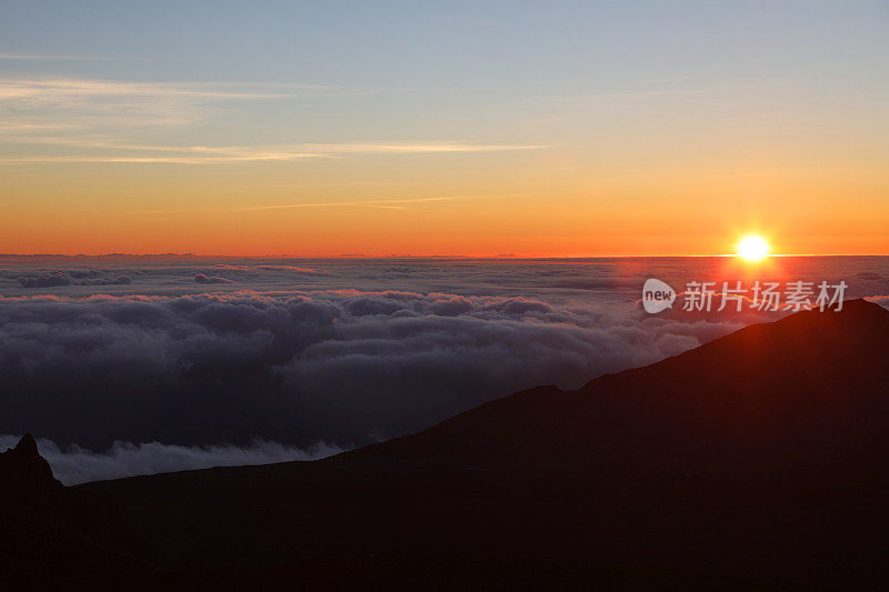 哈雷阿卡拉峰云层之上的日出