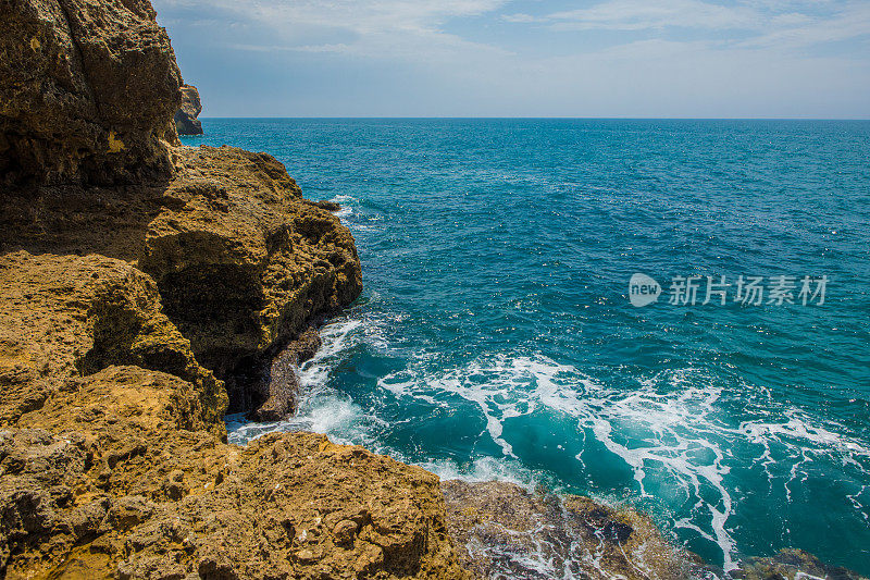 海滩和岩石在葡萄牙阿尔沃在夏末太阳的海景图像