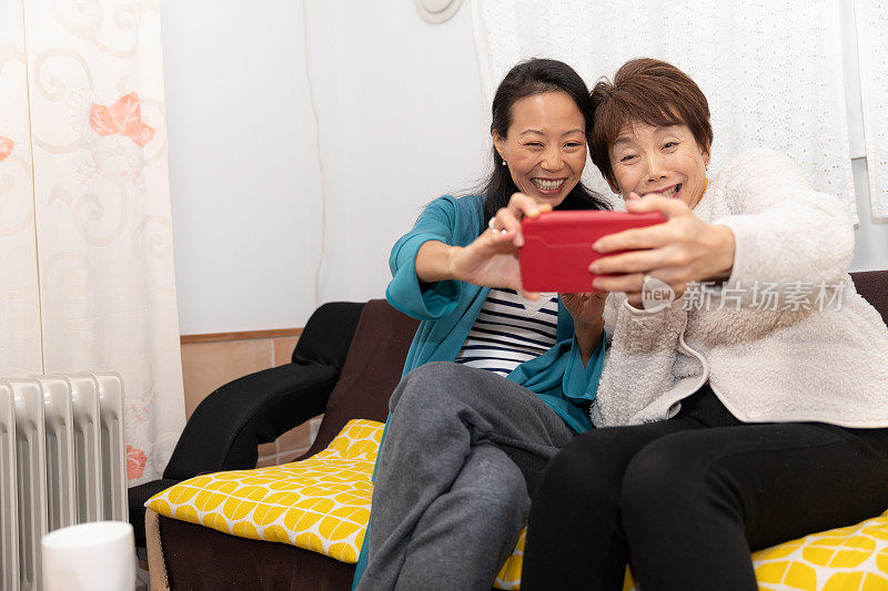 母女俩用智能手机自拍