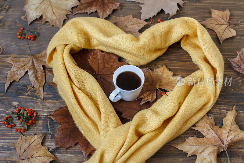 爱咖啡――咖啡杯中间用黄色围巾做成的心