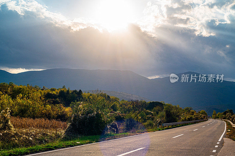 一条穿过高山高原的柏油路