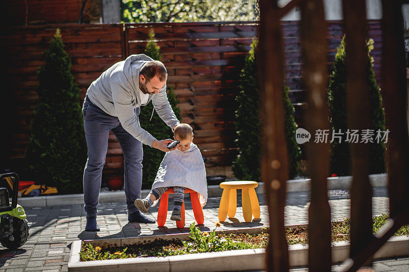 幼童在一级防范禁闭期间理发