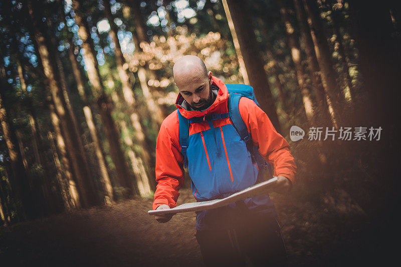 一名男子在日本森林里徒步旅行