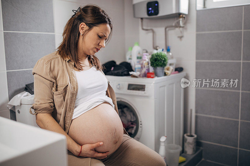 孕妇坐在浴室马桶上疼痛难忍