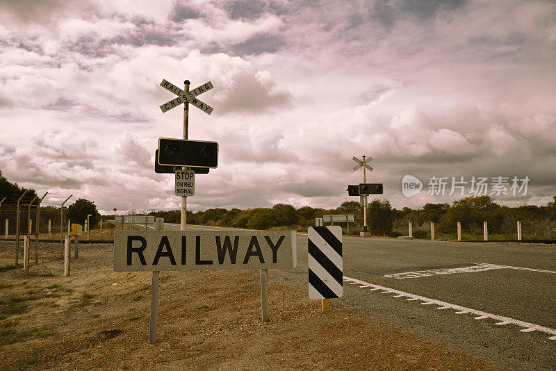 多云的天空下澳大利亚内陆的铁路过境