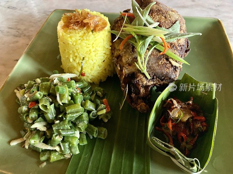 巴厘香酥鸭配黄米椰汁沙拉