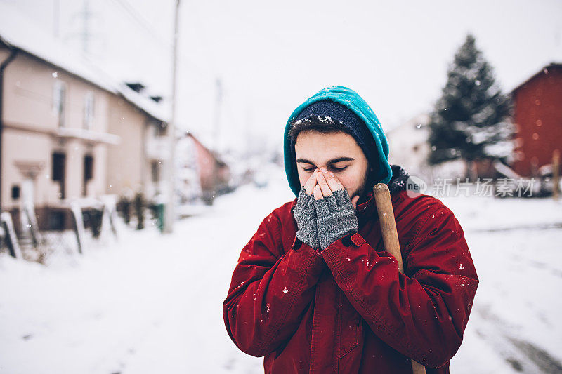 拿着雪铲的男人