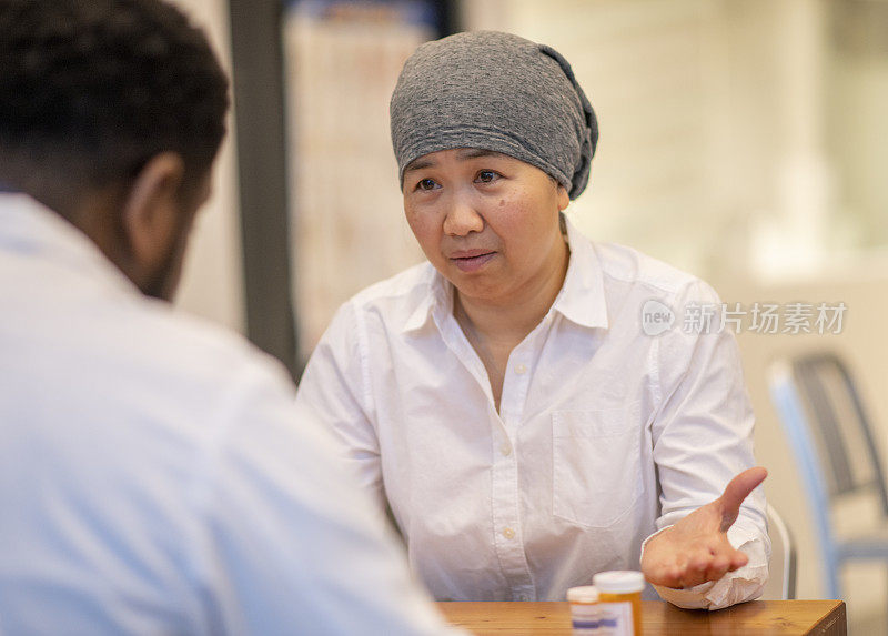 亚洲妇女会见她的肿瘤医生的袜子照片