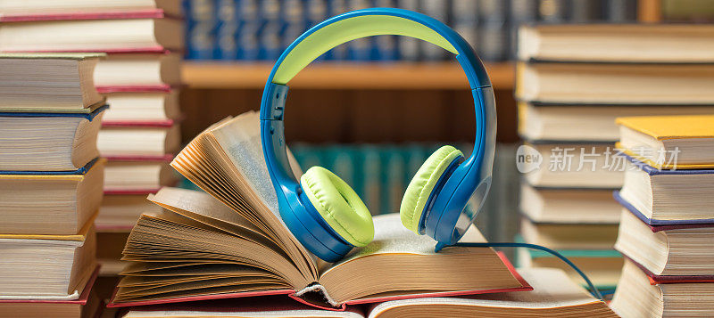 有声书概念-耳机与图书在图书馆