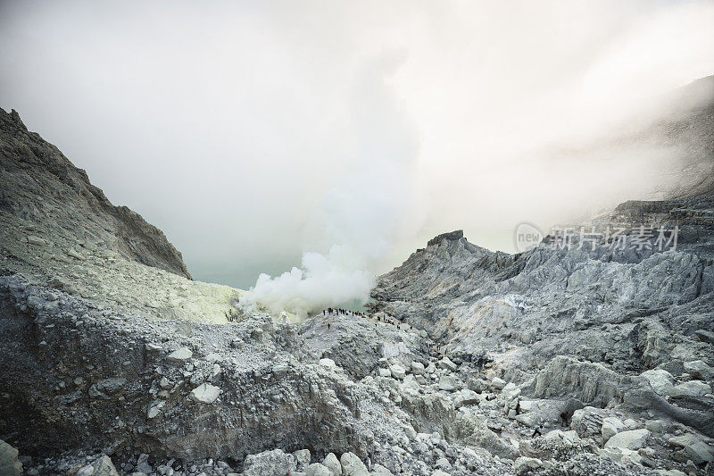 硫磺湖和冒烟的矿山山早上在卡瓦伊真火山印度尼西亚东爪哇