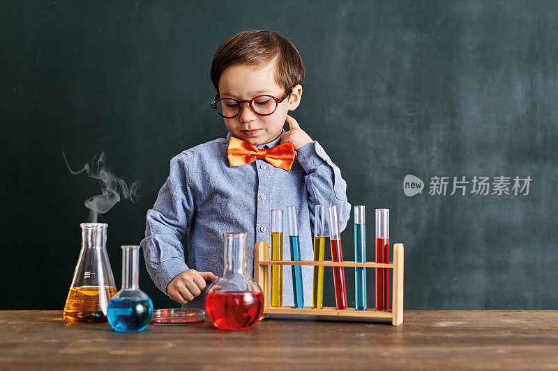 可爱的科学家在教室里用化学工具学习科学。教育是科学。