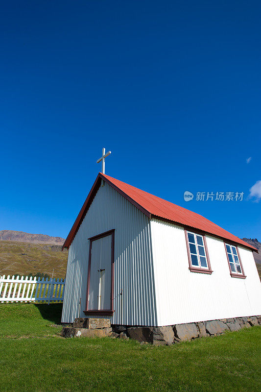 冰岛东峡湾:19世纪的红白教堂