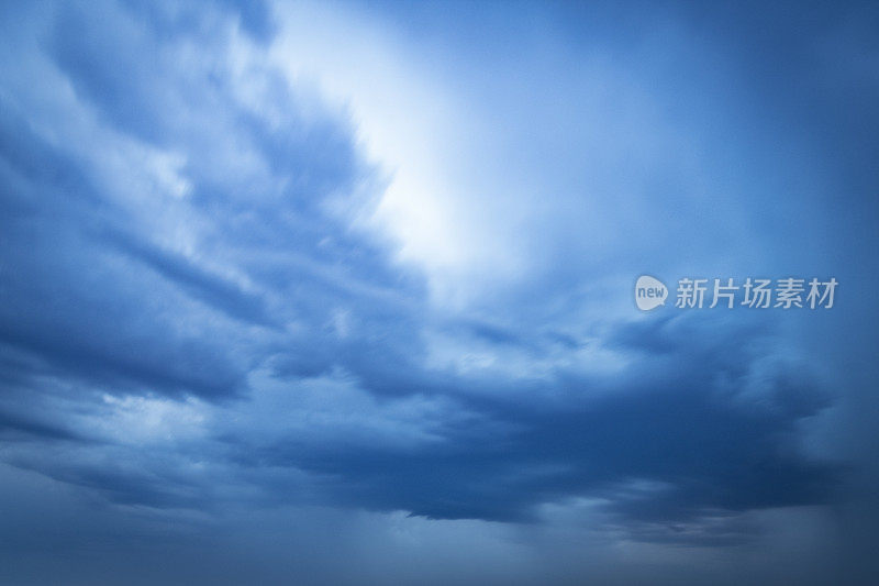 在夏天的雷雨中，黑暗的夜空中出现闪电