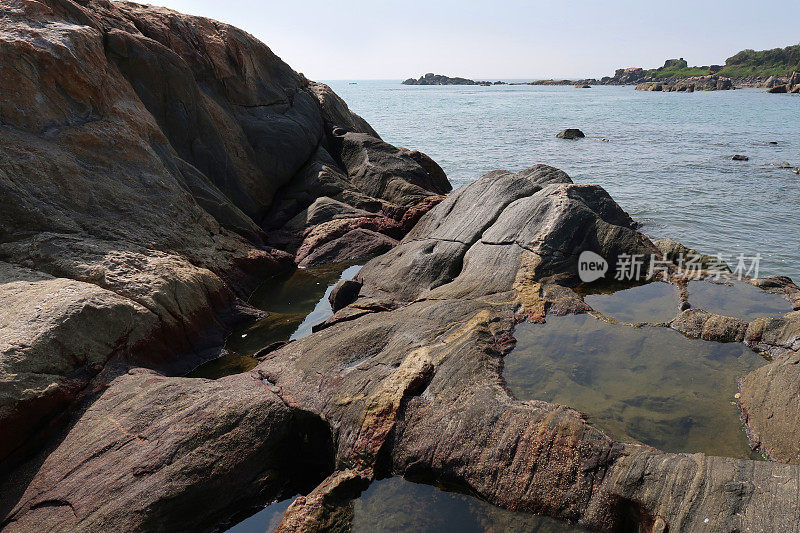 低潮时的海岸岩石，暴露的潮汐池，帕洛伦海滩，果阿，印度