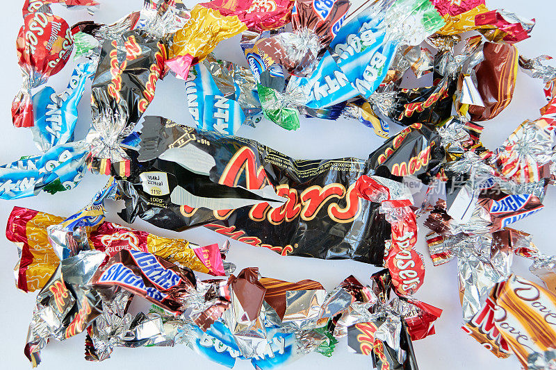 撕成碎片的流行糖果棒包装，迷你版，中间是一个大的Mars糖果棒。