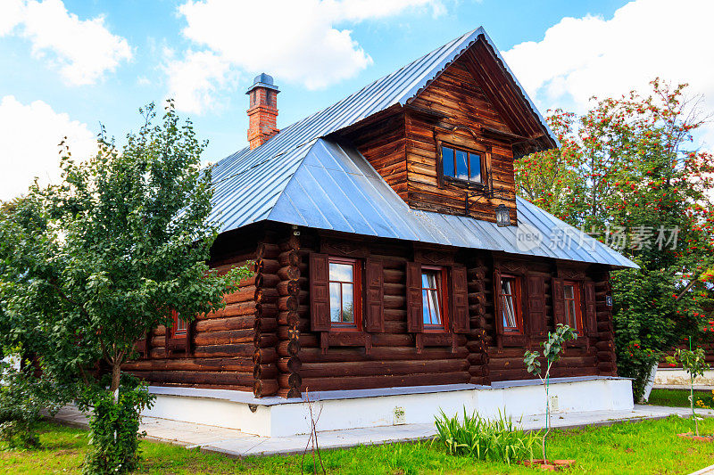 俄罗斯村庄里的老木屋