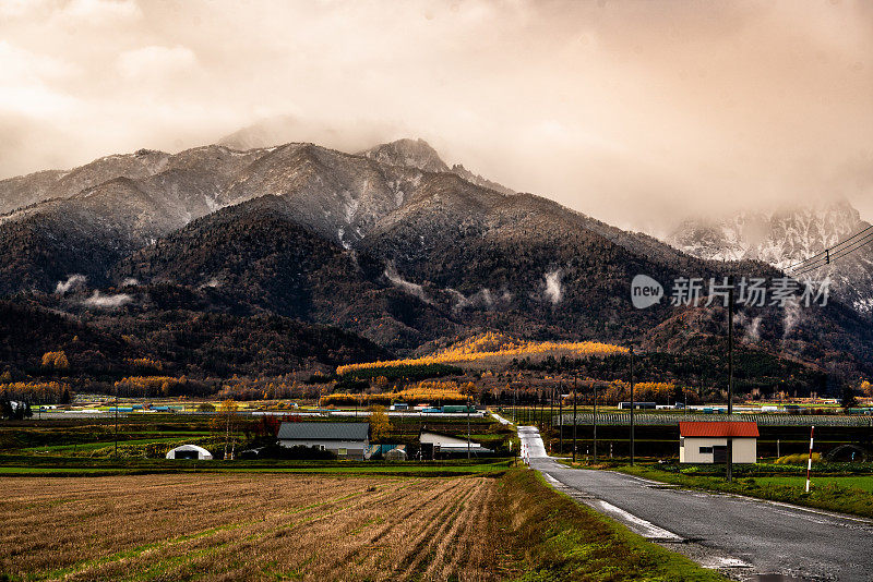 秋季多丘陵、多山脉