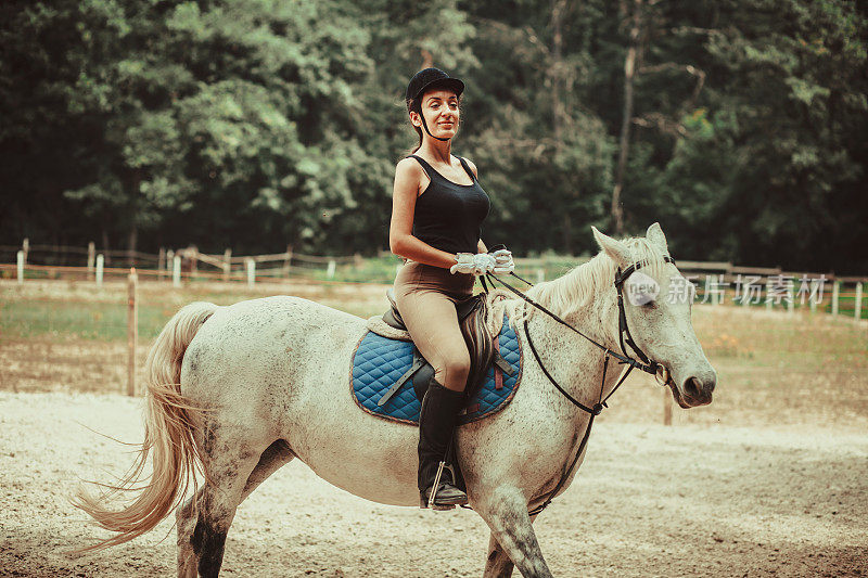 正在训练的马和女骑手
