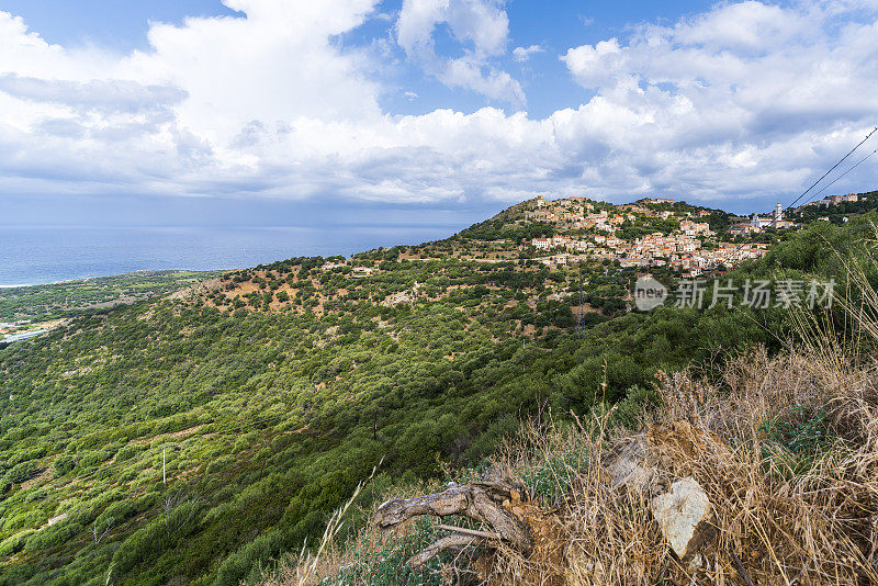 山村Corbara丘陵景观和遥远的地中海视野