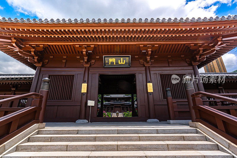 智莲庵是位于香港九龙钻石山的大型佛教寺院建筑群。
