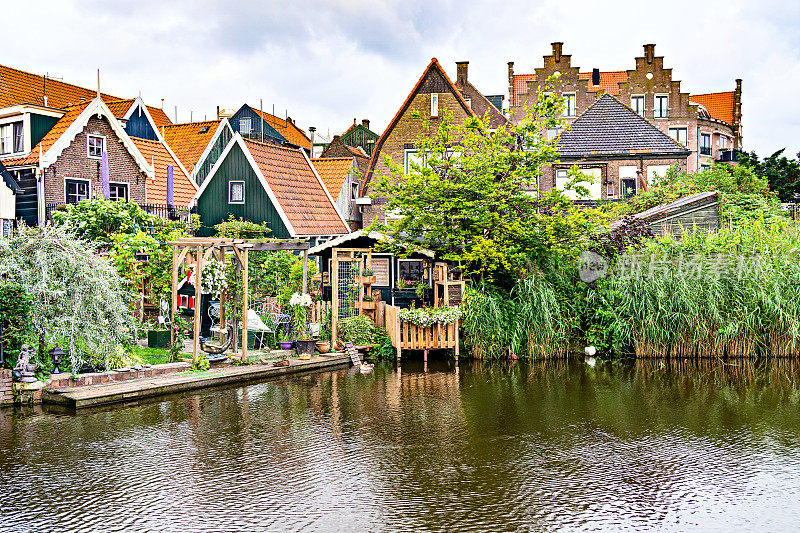荷兰小镇上风景宜人的传统民居庭院。
