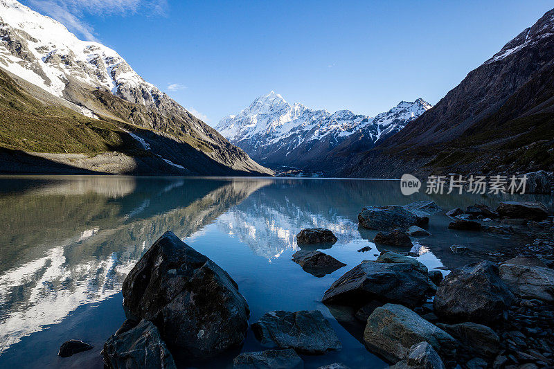 库克峰在胡克湖平静的水面上的强烈倒影