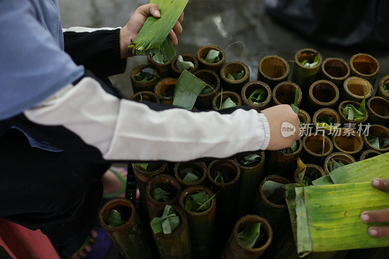 典型的亚洲食物――“Lemang”(芭蕉叶包竹蒸糯米)