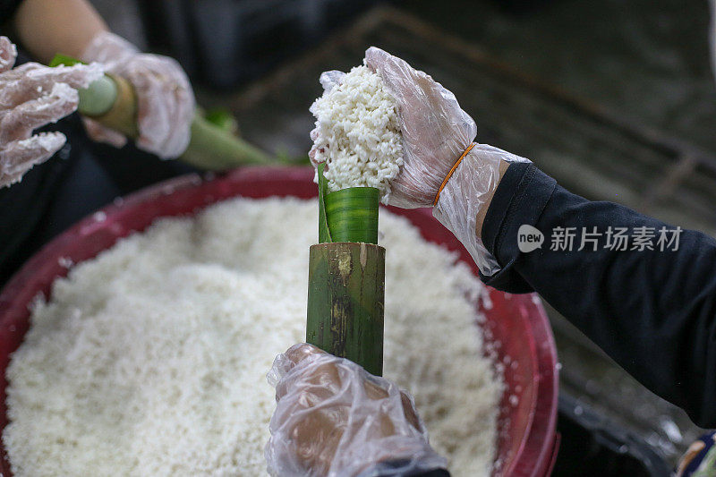 典型的亚洲食物――“Lemang”(芭蕉叶包竹蒸糯米)