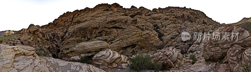 位于内华达州拉斯维加斯附近的岩石峡谷国家保护区，由红色的阿兹特克砂岩组成，也被称为纳瓦霍砂岩，
