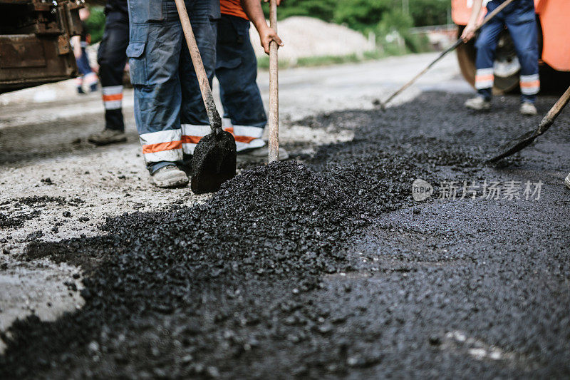 正在施工的道路工人