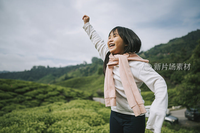 亚洲华人游客小女孩在卡梅隆高原茶园享受清晨的自然美景和新鲜空气