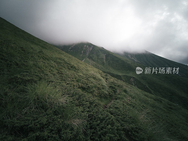 POV，回归自然。在山上远足，欣赏美丽的景色。2019冠状病毒病大流行后的夏日户外享受。