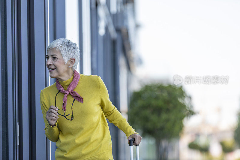 女商人乘飞机抵达这座城市