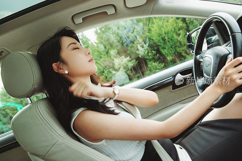 疲倦的青年女人开车