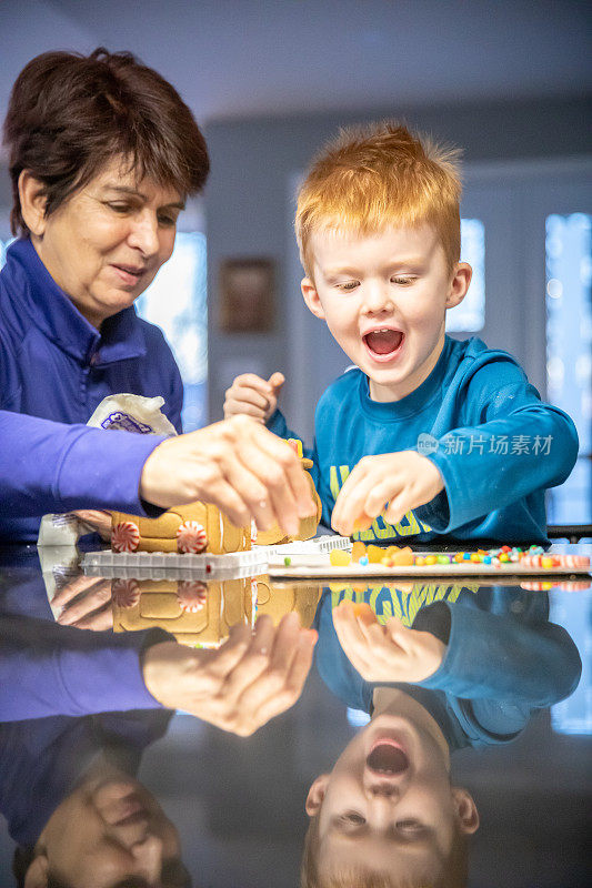 奶奶和孙子在为圣诞节做姜饼火车