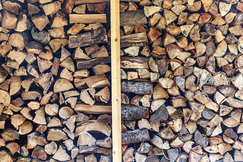 木柴堆。马德隆硬木和橡树切成四分之一的圆形，以备冬季取暖。