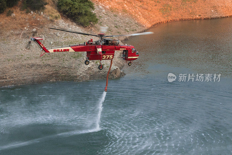 西科斯基S-64空中起重机消防飞机从湖中取水