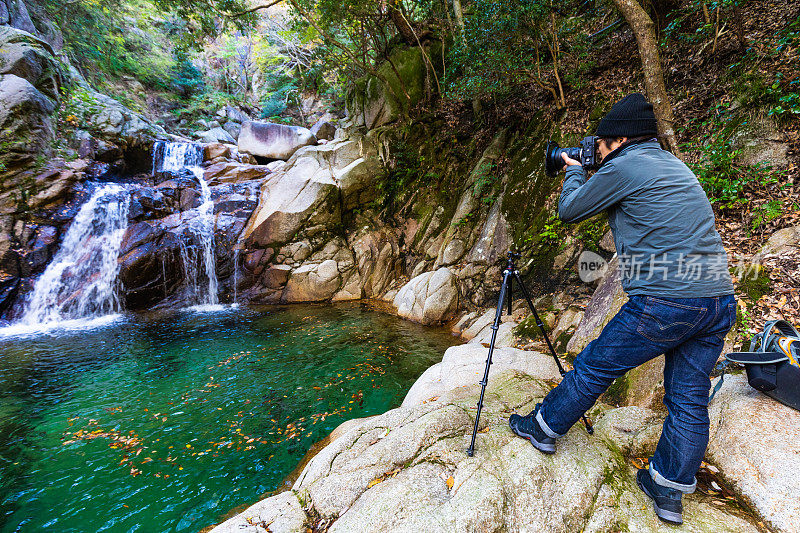摄影师在日本拍摄瀑布的照片
