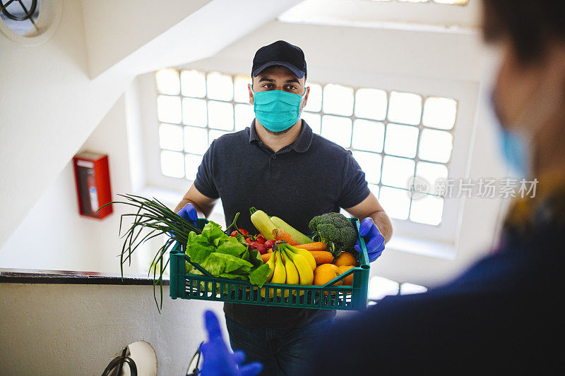 送货上门的食品杂货-冠状病毒疫情