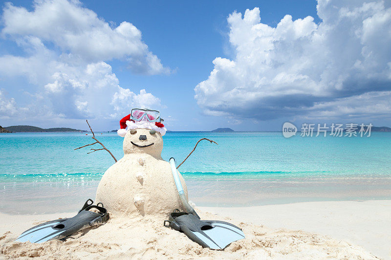 在加勒比海的热带海滩上，雪人戴着圣诞老人的帽子和潜水装备