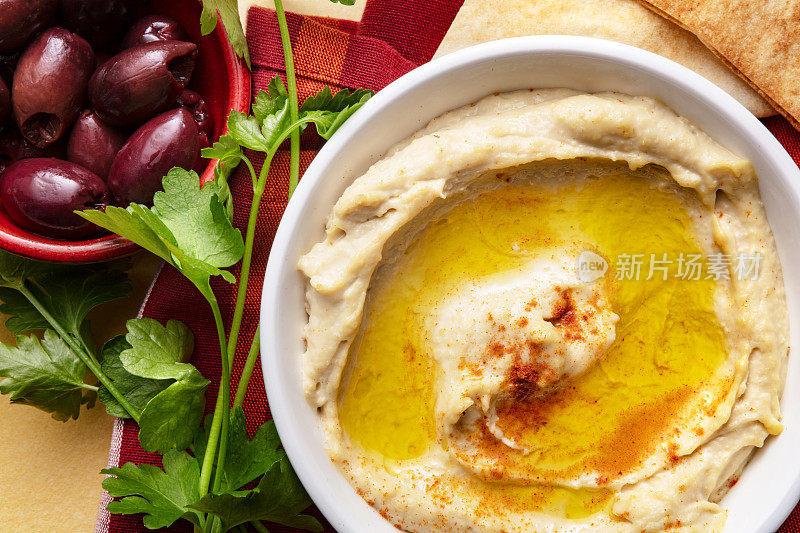 Mezze:鹰嘴豆泥和原料静物