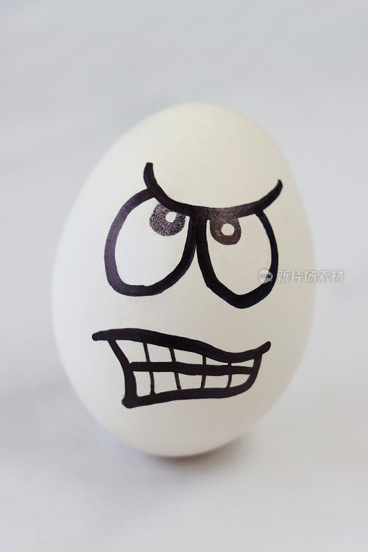 画在煮鸡蛋上的卡通脸表达愤怒和愤怒