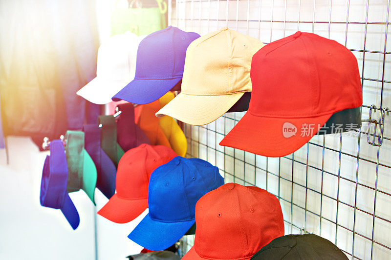 商店陈列的彩色棒球帽